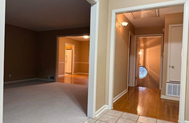 323 Auburn Dr., Little Rock AR 72205 - large split level 4br 2ba in the heart of Mid-Town LR