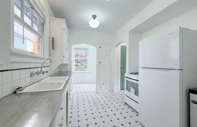 1537 Valentine Place South