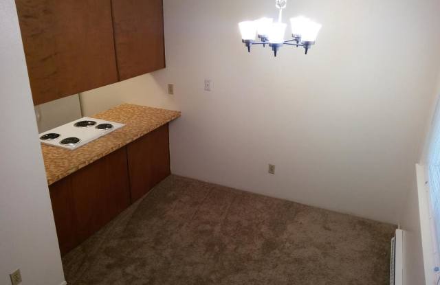 (858) Foxfire - Updated 2 Bedroom / 1 Bathroom - Upstairs