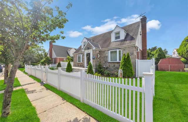 933 Fenworth Boulevard