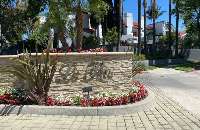 2 bed, 2.5 bath Le Parc townhome