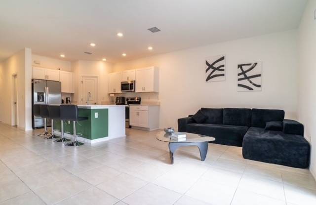 Charming 3BR House in Davenport