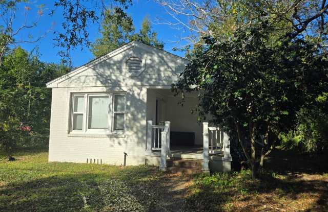 Nice cottage in North Hill!