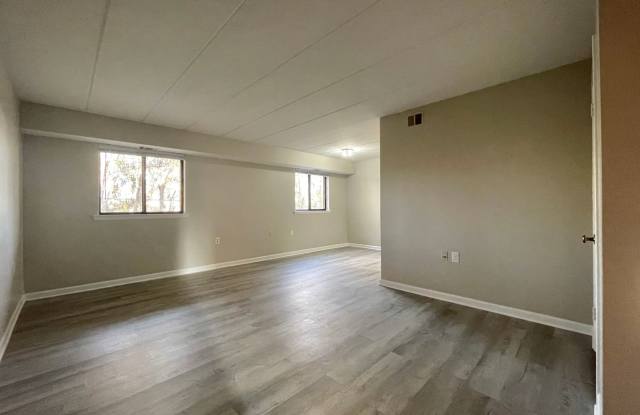 Leesburg Condo: 2 BD / 1 FB new floors/paint ready for move-in!