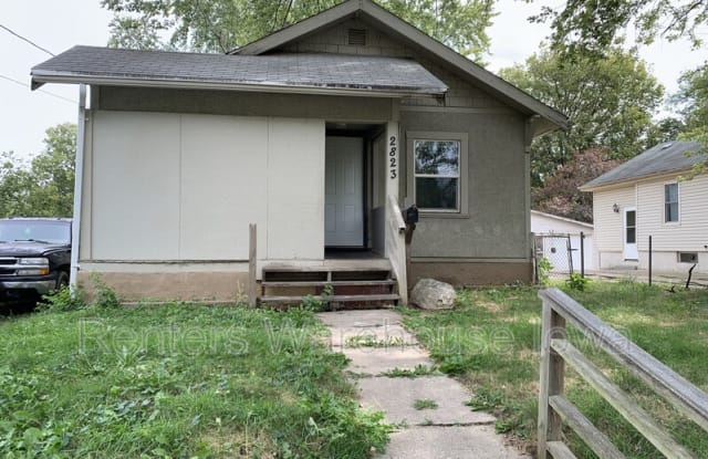 2823 Columbia St - 2823 Columbia Street, Des Moines, IA 50313