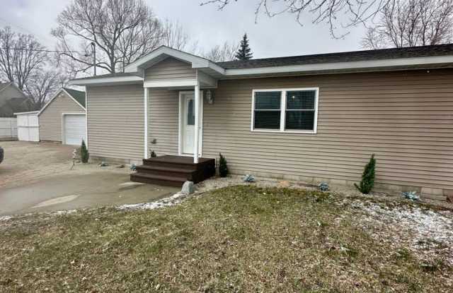 Cozy Cadillac Home For Rent Long-Term! Near the Lincoln Elementary School, A Must-See! - 1101 Dandy Street, Cadillac, MI 49601
