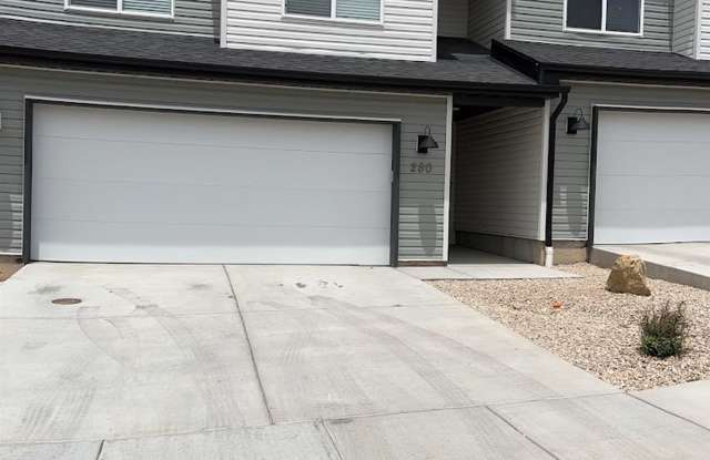 Beautifully Furnished 4 bedroom 2.5 Bath!