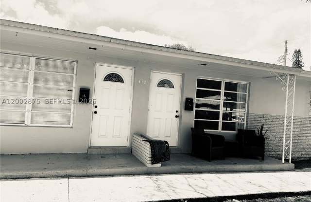 412 SW 10th St