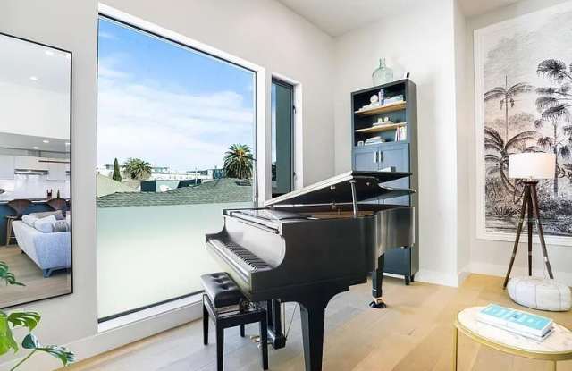 811 N DETROIT ST 1/2