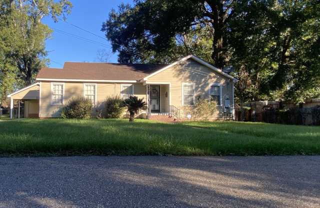 Charming 3-Bedroom, 1-Bath Home with Large Fenced Backyard, Stainless Steel Appliances, and Covered Parking!