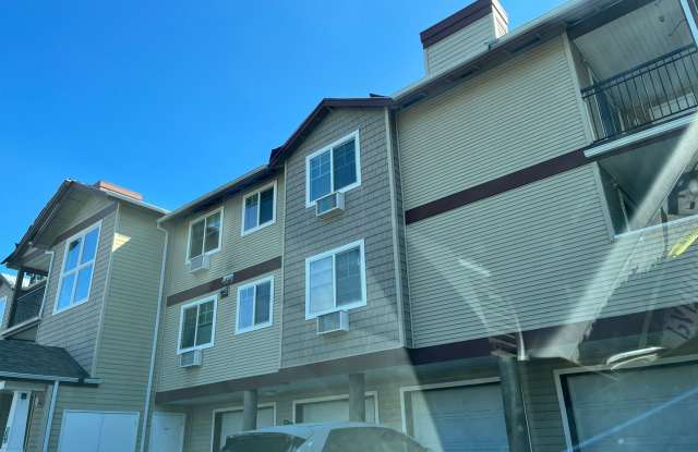 Photo of Fantastic 3rd-floor condo with vaulted ceilings in living room  new carpet.