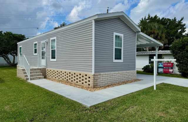 887 E Colonial Circle
