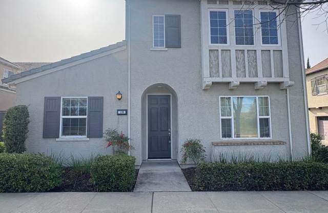 Charming 2-Bed, 2.5-Bath home in Roseville – 139 Talmont Cir
