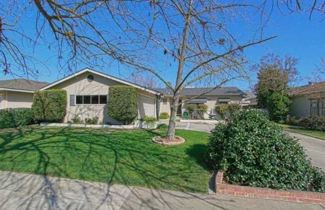 Great Central Fresno 3 bedroom, 2 bath home!