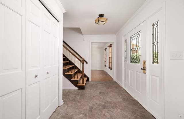 $500 Move-in Special! Pet-Friendly Home Near Barracks Rd  250 Bypass