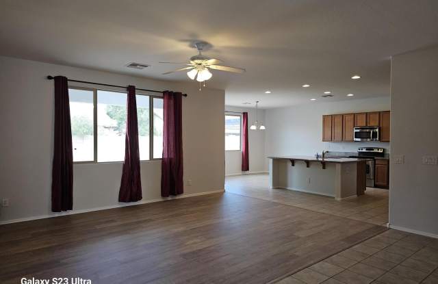 1932 E RAVENSWOOD Drive