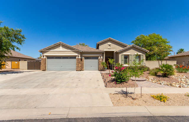Beautiful 4 bedroom home in Glendale!! 3 car garage and RV Gate!