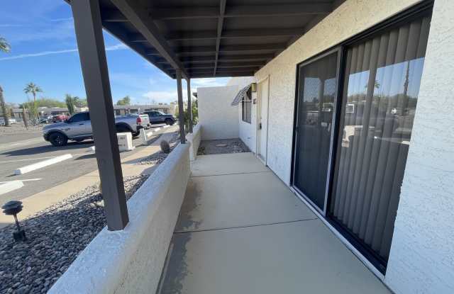 827 E LANCASTER Circle