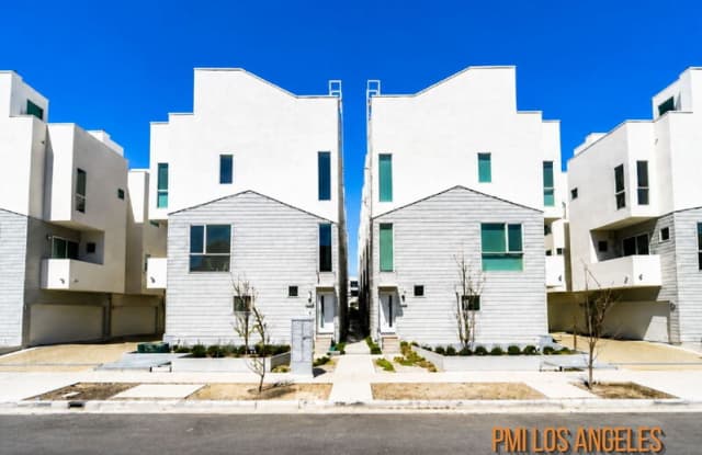 10917 1/2 Otsego St