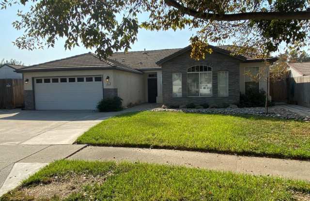 Beautiful Cul-de-sac 2 bedroom with study 2 bath home in Lemoore with sparkling pool.