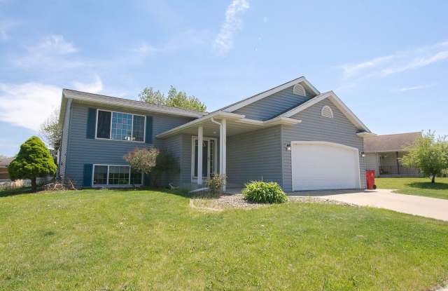 Fantastic NW Rochester home with great updates!