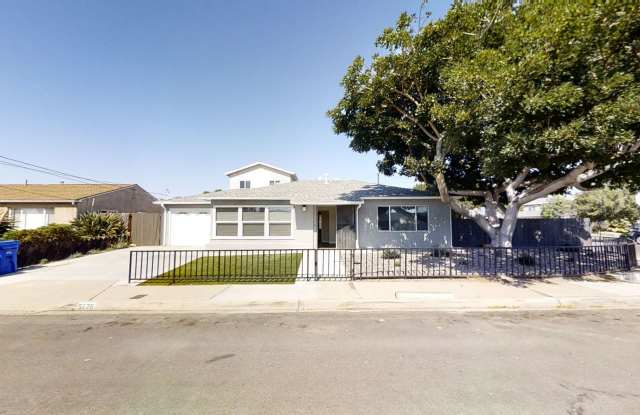 Photo of Renovated 3BD/1BA! Great Yard!