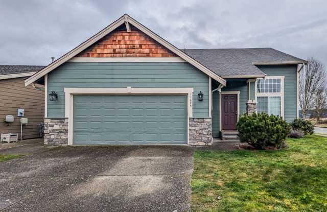 Spotless  move in ready 4 bed/2.5 bth home with main level master bedroom