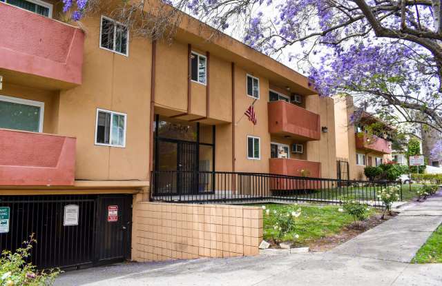 1349 N Detroit Apartments