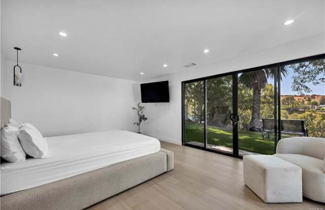 17072 Oak View Drive