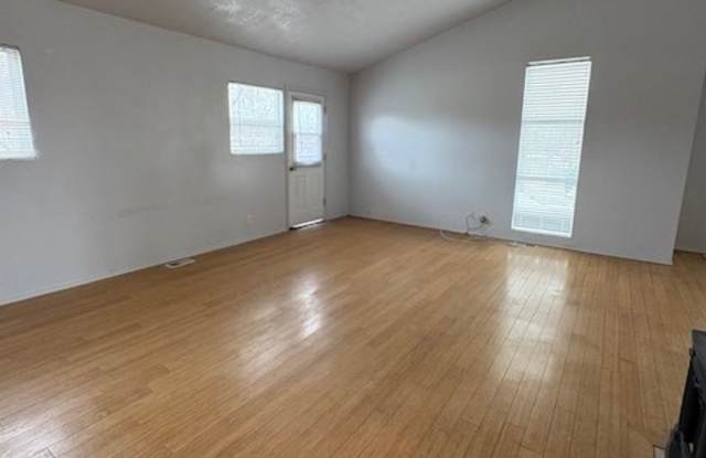 2 Bedroom / 2.5 Bathroom in Millcreek!