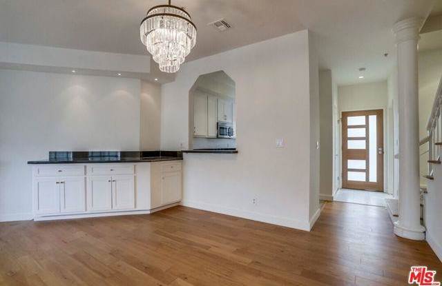 Photo of 852 North Poinsettia Place