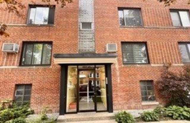 2843 W Arthur Avenue