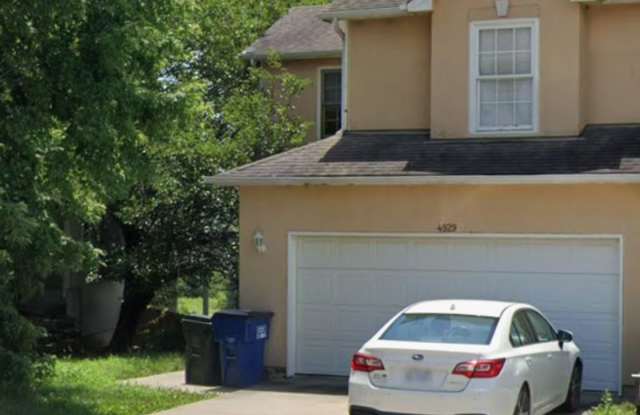 4929 Stoneback Dr - 4 bedroom townhome for August!