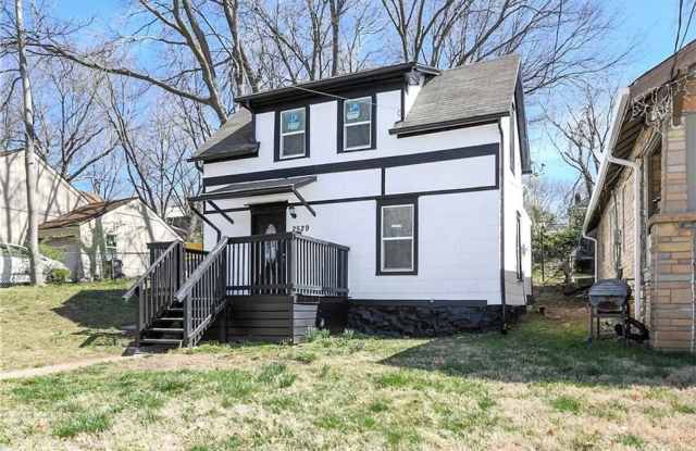 4 bedroom 2 bath - 2529 Poplar Avenue, Kansas City, MO 64127