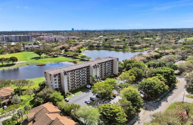 3300 W Rolling Hills Cir