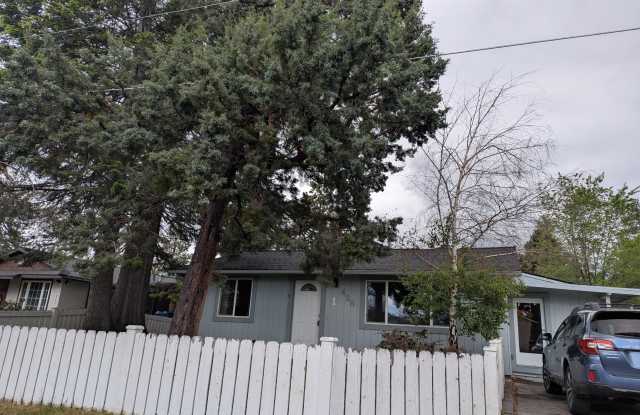 425 SE McKiknley Avenue, #1 & #2 - 1