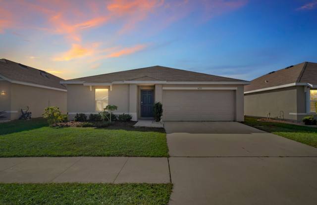 Beautiful 4 bedroom 2 bathroom Single Family House! Like new!