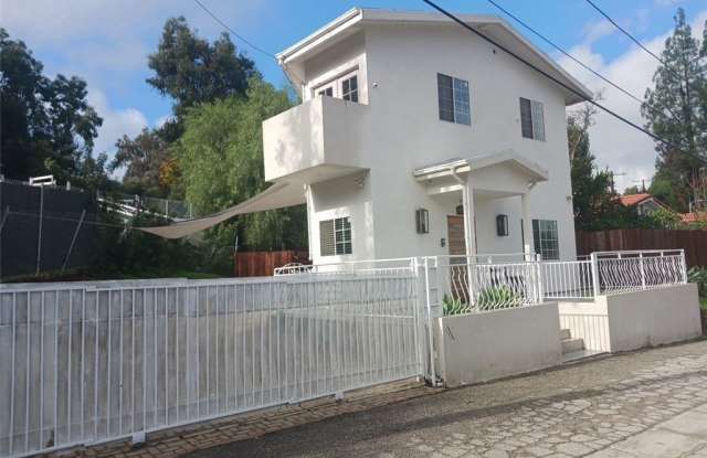 24334 CRESTLAWN Street