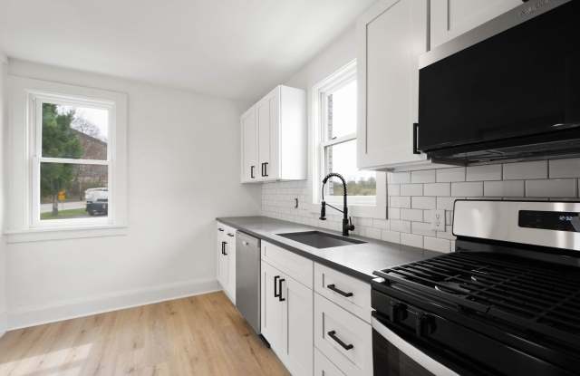 DON'T MISS THIS! 2 BEDROOM END UNIT IN THE HEART OF DORMONT, READY FOR MOVE IN!