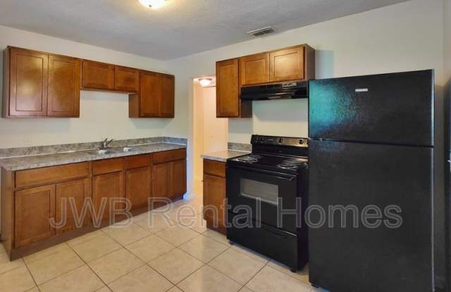 2338 Looking Glass Ln