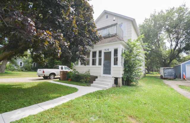 Photo of 1516/1520 E Hawthorne Ave