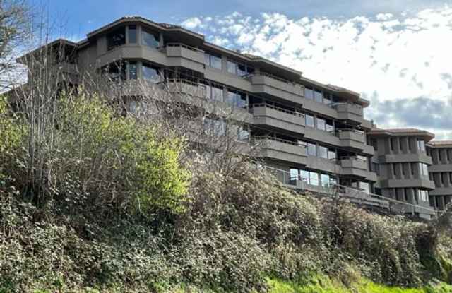 Move in Special 1/2 Off First Month! Amazing Views! 2 Bedroom Condo for Rent in the Fairhaven Neighborhood