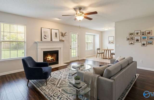 102 W Kilburn Circle W
