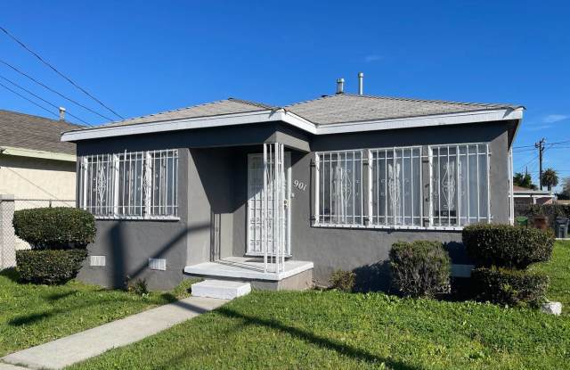 Single Family Home, Corner lot with nice fenced yard - 901 West Maple Street, Compton, CA 90220