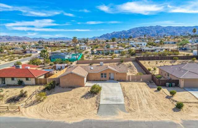 29 Palms 3bd/ 2 ba/ 1860 sf home / 2 car gar / Pet friendly in great neighborhood!