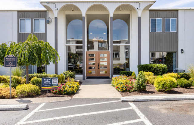 Photo of Royal Arms of Green Hills