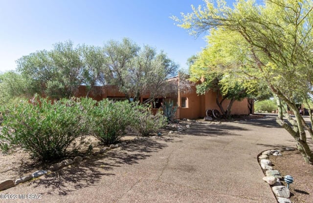 4902 E Ave Del Cazador - 4902 East Avenida Del Cazador, Catalina Foothills, AZ 85718