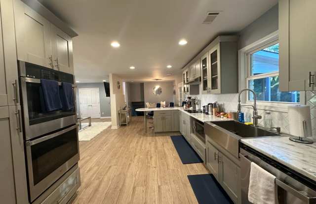 Room in 4 Bedroom Home at Zane Grey Dr SE