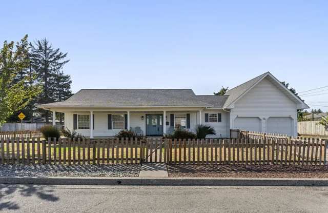 Photo of Stunning newer 3 bed/2 bath home in Coos Bay