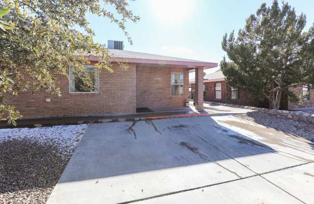 Private 2 bedroom, 1 bath with Fenced in Backyard